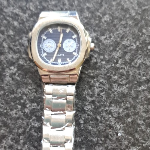 Quartz analogue watch - analogue,